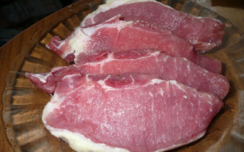 Отбивные из свинины в духовке с овощами и картофелем Как приготовить отбивные из свинины в духовке сочно и вкусно